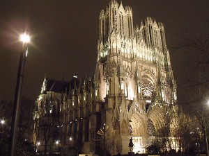 Cathedrale-Notre-Dame-de-Reims-la-nuit.JPG